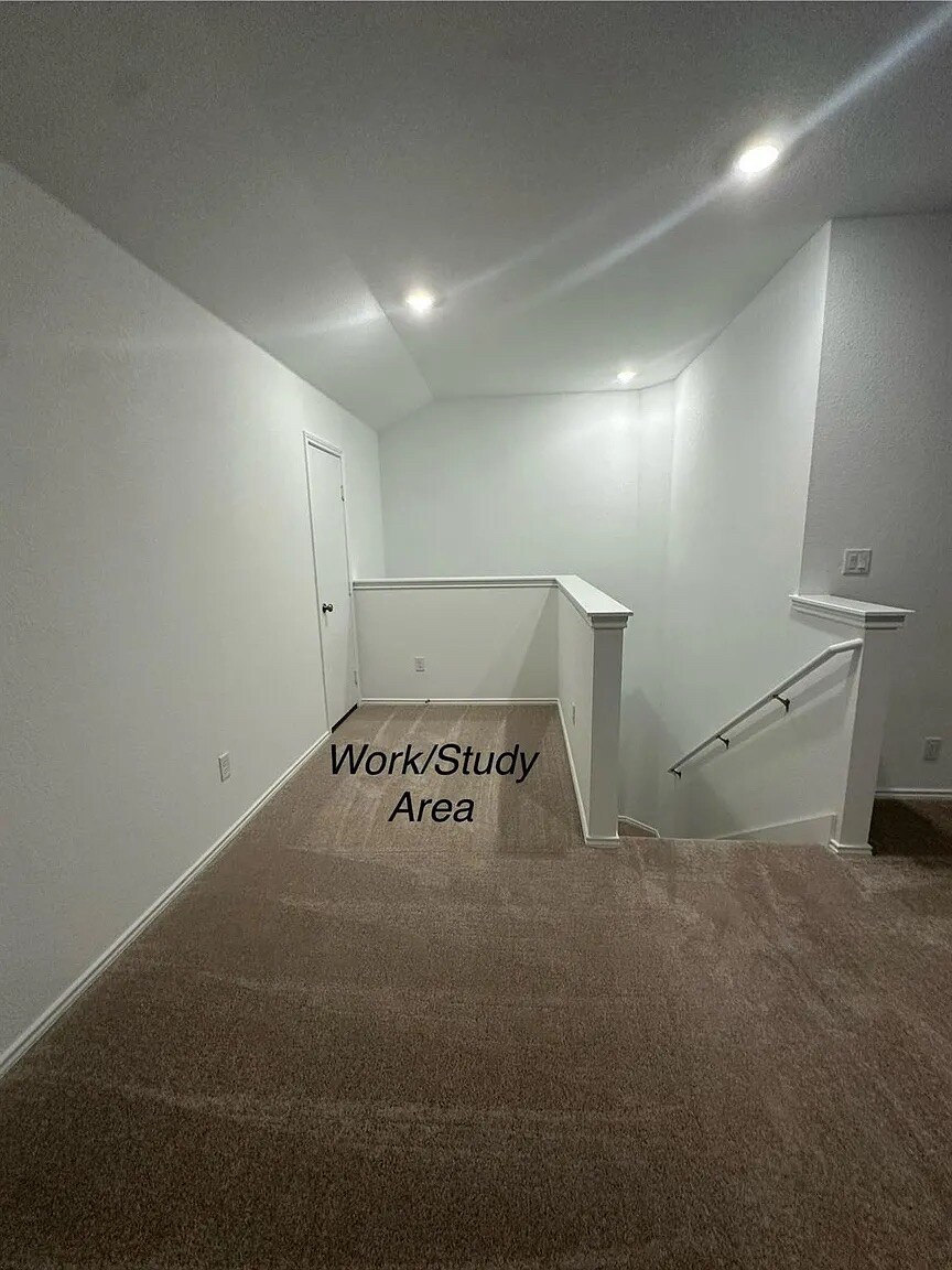 Building Photo - Room in House on Pickerel St