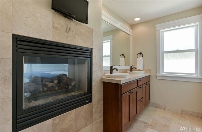 Building Photo - Stunning 3 Bed 2.5 Bath Home in Fremont