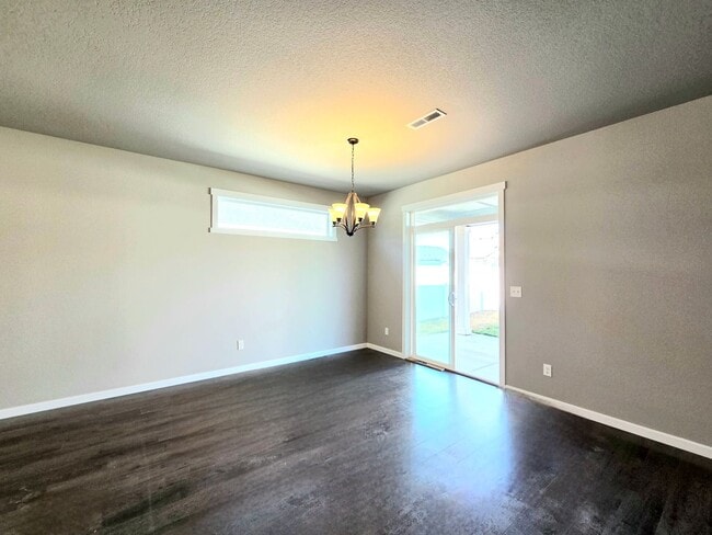 Building Photo - Beautiful Newer Build **Single Level** 4 Bedroom, 2 Bath House for Rent in Quincy!