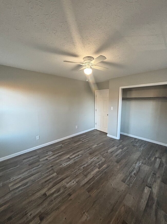 Building Photo - Newly Updated 4bd/3bth in Seymour!