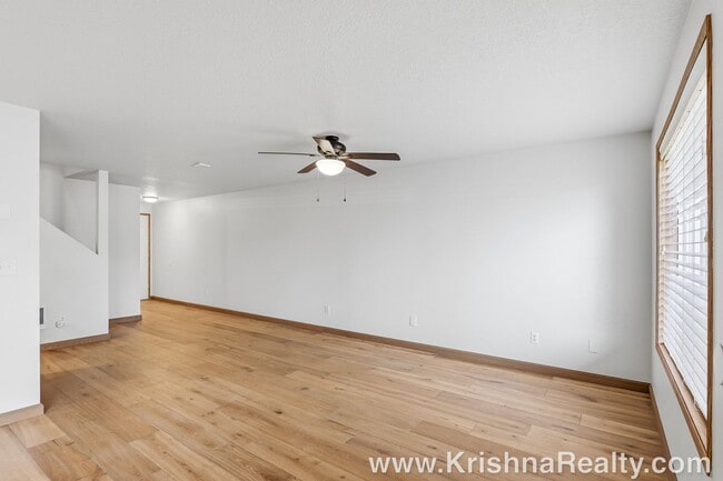 Building Photo - Modern 3 BD | 2.5 BA | 1,476 SF | 1-Car Garage | Solar Panels | Mountain View Community
