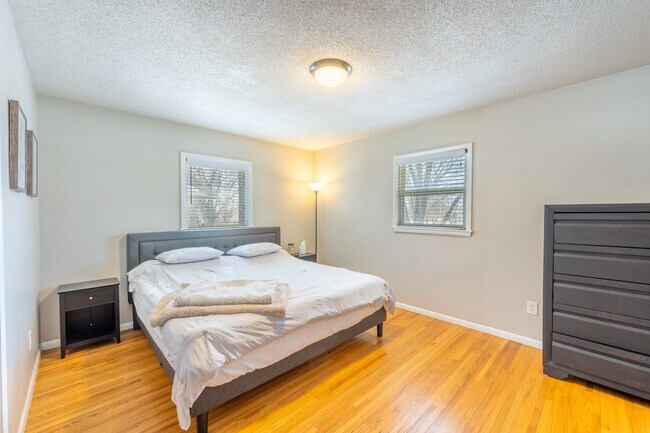 Building Photo - 1502 13th Ave NW