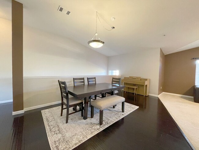Building Photo - Broomfield! 3 bedroom Townhome! Golf Cours...