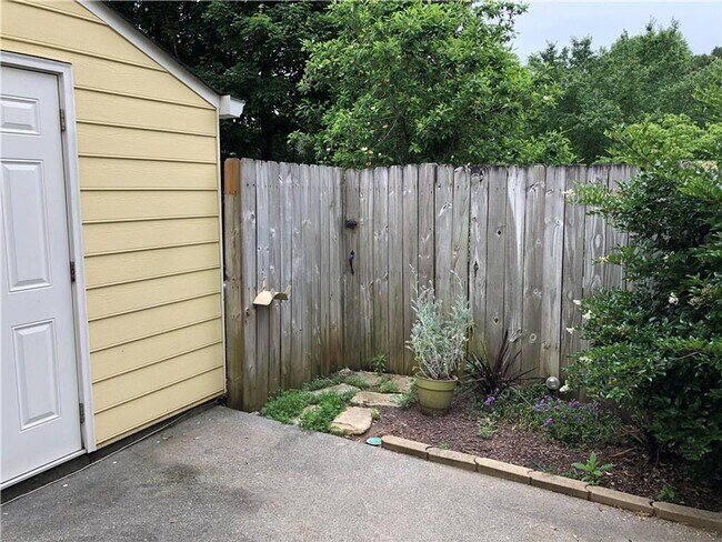 Building Photo - 2 Bed/2.5 Bath townhome - great Doraville ...