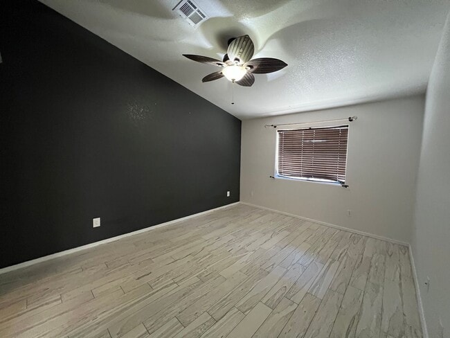 Building Photo - NICE 3 BED 2 BATH!
