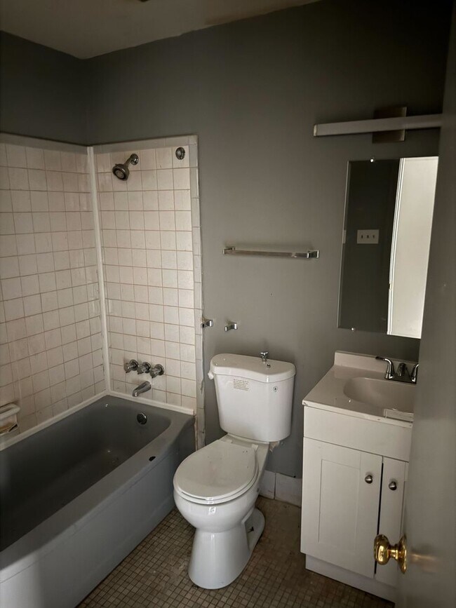 Building Photo - 3 Bed 2 Bath - Nice House in South Jackson on McDowell