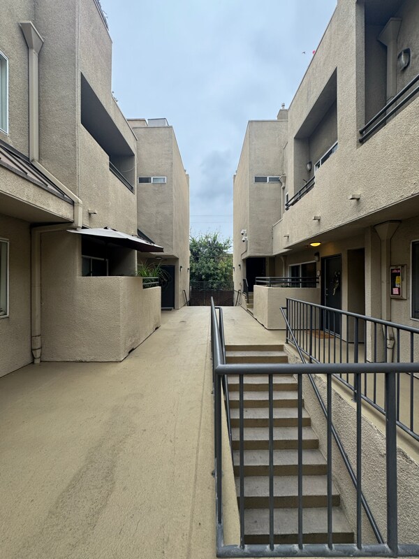 Building Photo - 13012 Riverside Dr