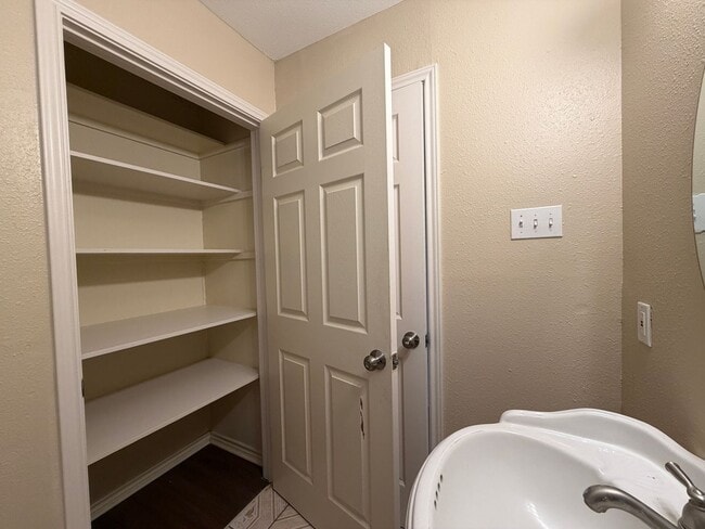 Building Photo - Move in Ready!