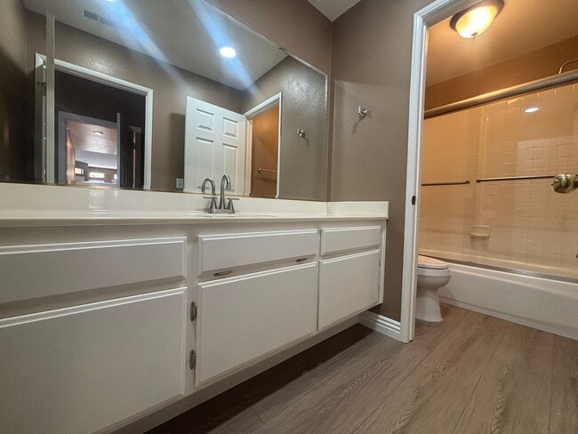 Building Photo - Beautiful 2-Bedroom Upper Corner Unit Townhome in Stevenson Ranch!