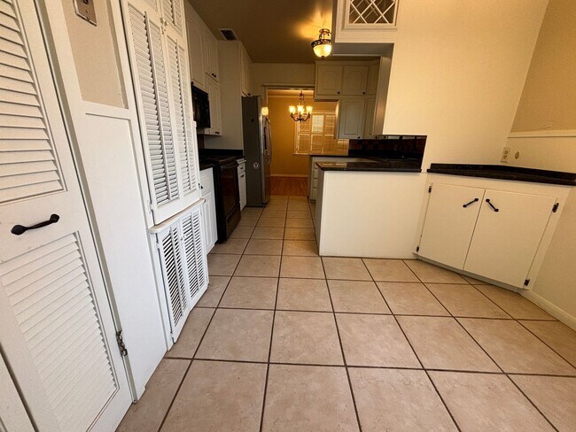 Building Photo - Spacious 3/2 in Tech Terrace w/ option to ...
