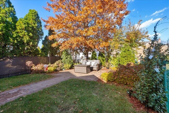 Building Photo - 252 Grace Ave