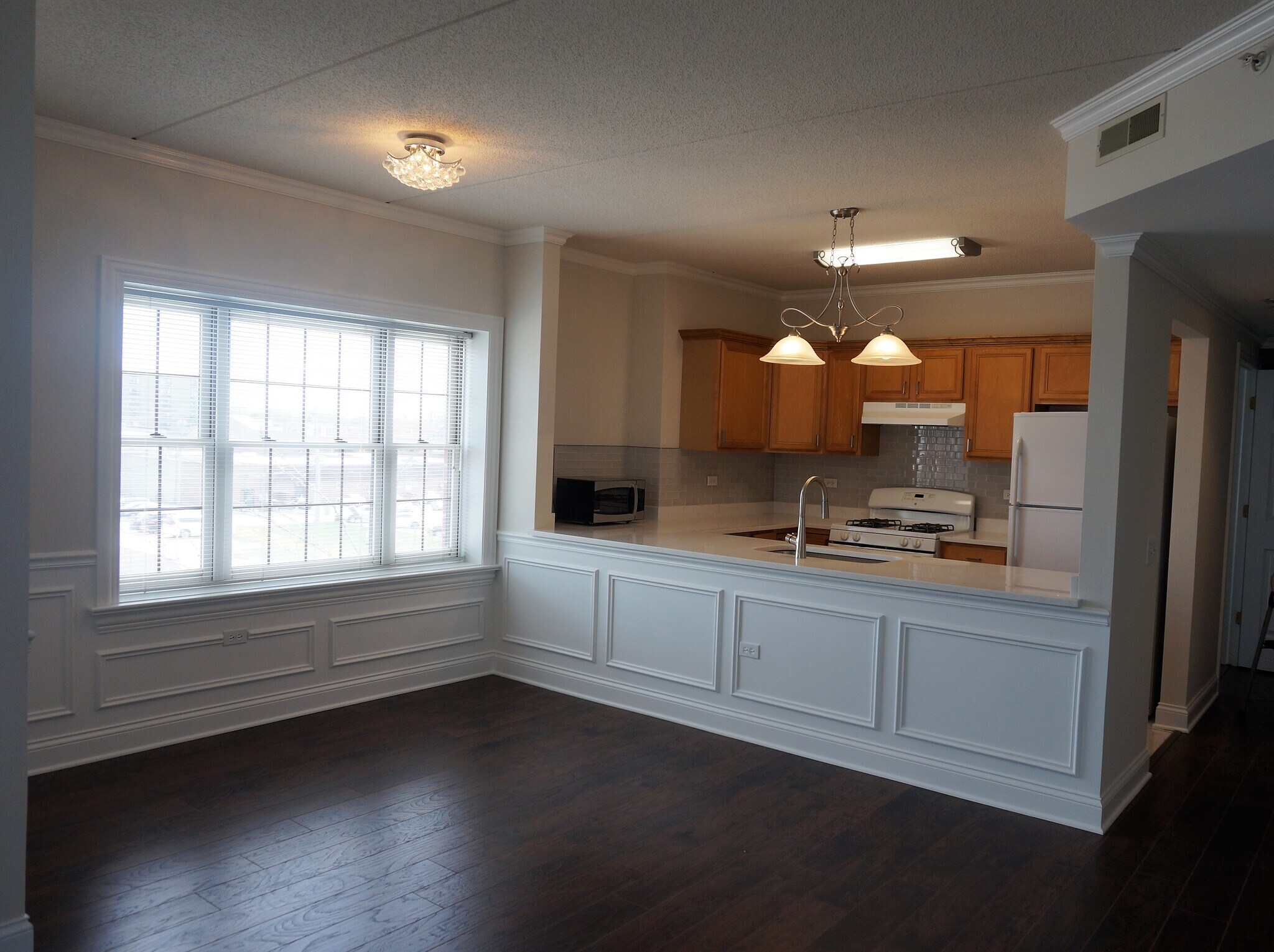 Building Photo - 210 N Addison Ave #401