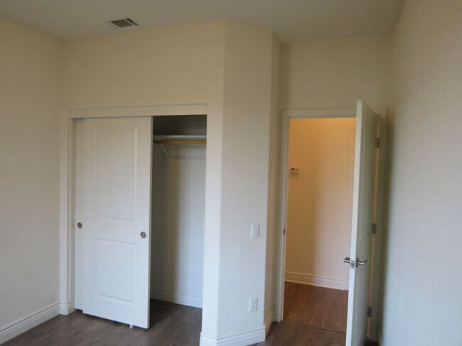 Building Photo - 305 Hampton Dr