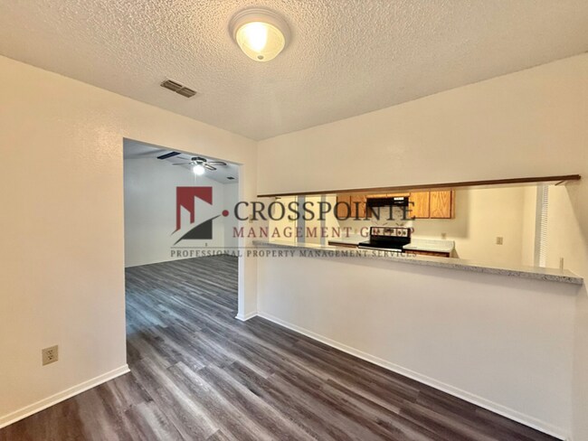 Building Photo - Available! 2 Bedroom 1 Bath Duplex in Longview!
