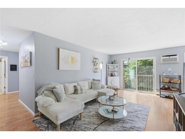 Building Photo - 908 9th Ave S