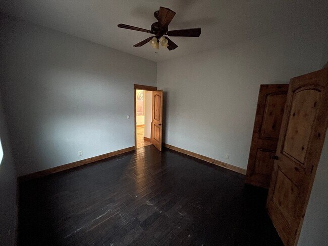 Building Photo - 3 bed 3 bath home - Located just below The...