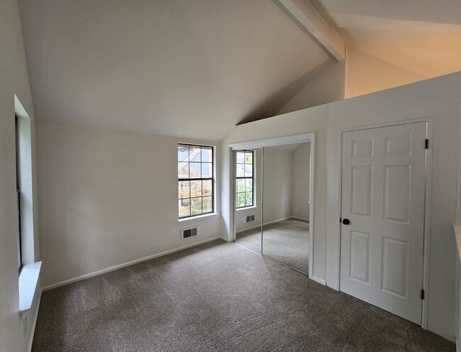 Building Photo - 2Bd/1.5Ba Kenmore Duplex