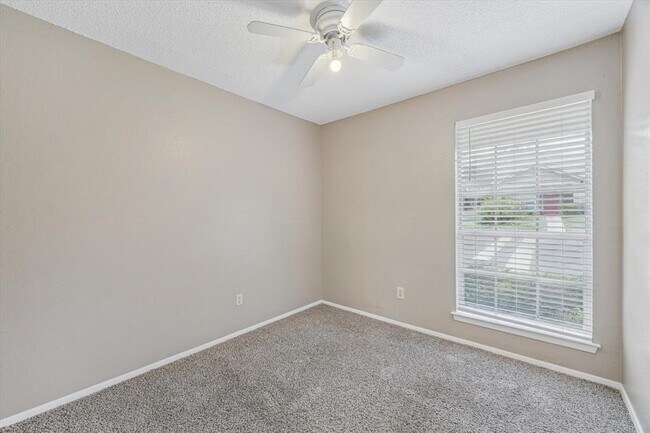 Building Photo - 1015 E Yager Ln