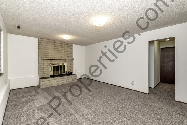 Building Photo - 4 bedroom 2.5 bathroom Home