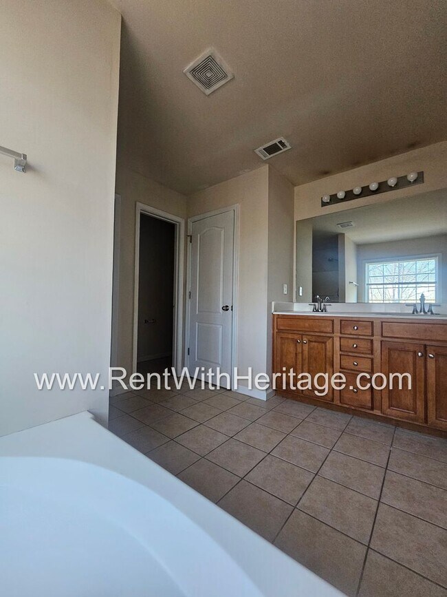 Building Photo - WOW!!...GORGEOUS!!..UPGRADES /AMAZING MASTER/ FENCED YD/ SWIM-TENNIS