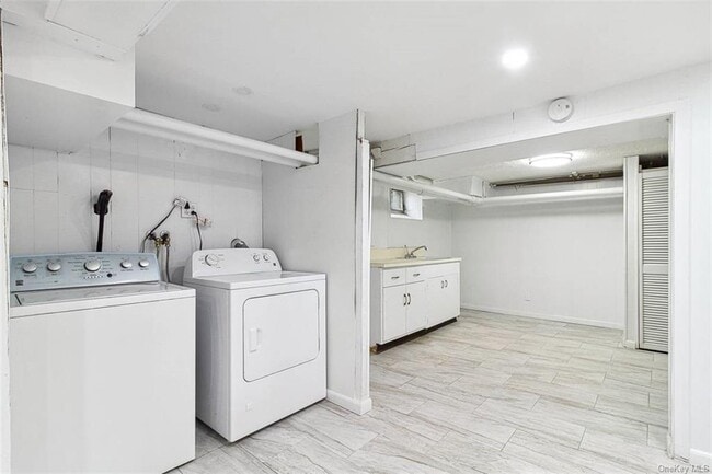 Building Photo - 25 Armourvilla