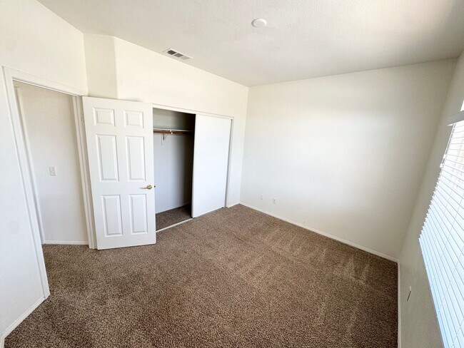 Building Photo - Spacious 6 bedroom home in West Palmdale