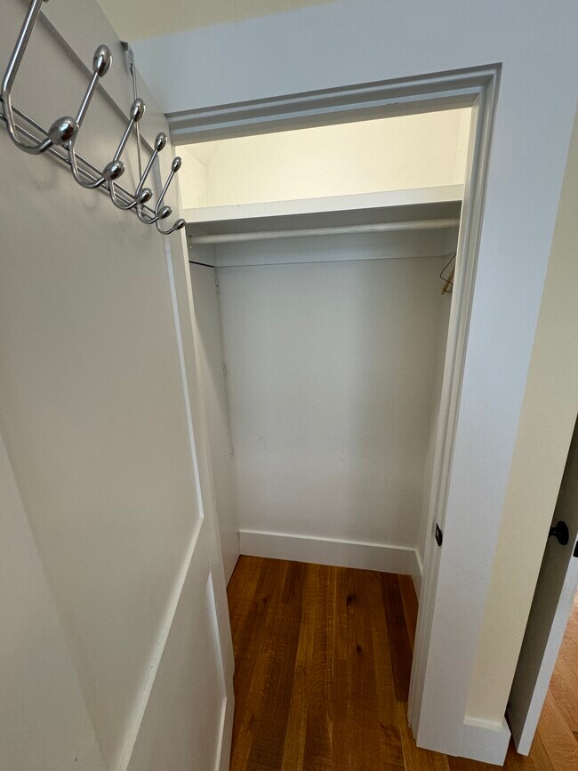 Building Photo - 819 Meadowsweet Ln