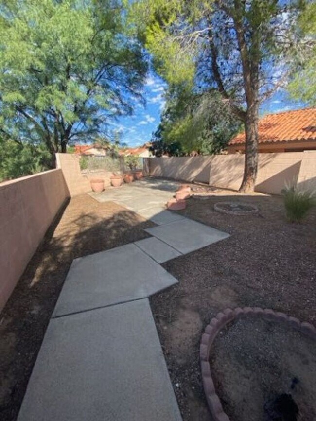 Building Photo - 5249 N Adobe Cir