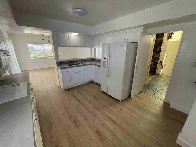 Building Photo - SOUTH OF THE BLVD. HOME IN WOODLAND HILLS!