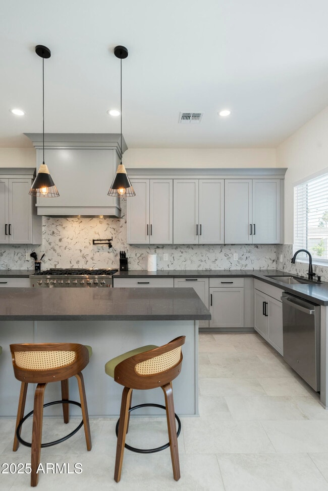 Building Photo - 5049 E Shaw Butte Dr