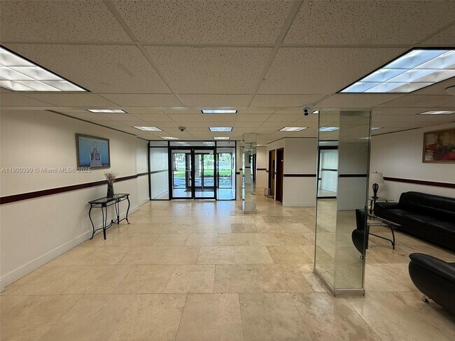 Building Photo - 4174 Inverrary Dr