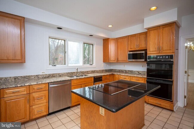 Building Photo - 9700 Grenadier Ct