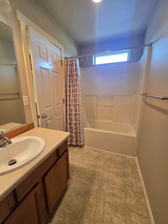 Building Photo - Possibly the Nicest & Most Convenient Townhome!