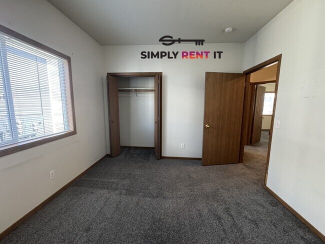 Building Photo - 3 Bedroom 2 Bathroom with Internet!