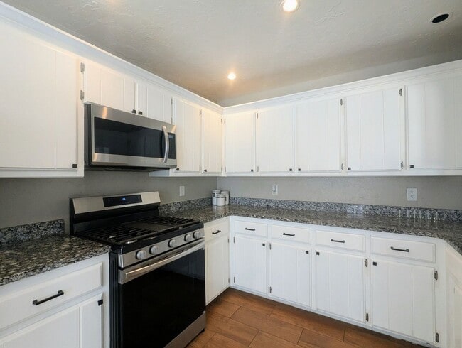 Building Photo - Spacious Home Near Tinker AFB with Storm Shelter & Wood Privacy Fence!