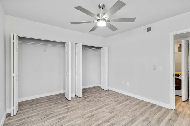 Building Photo - Fully updated 2/2 unit available now for a...