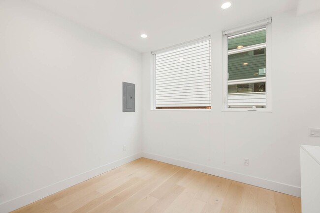 Building Photo - 922 14th Ave