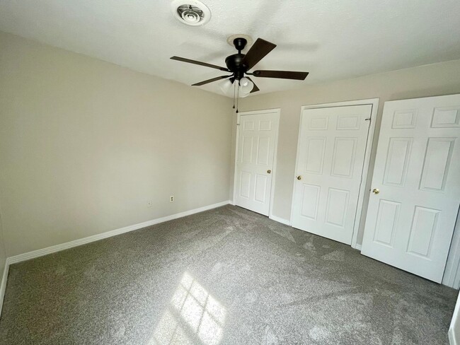 Building Photo - 3 Bed Town Home in North East Jackson!