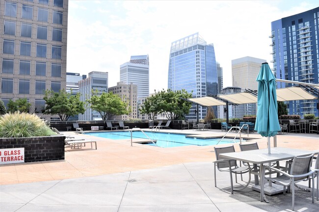 Building Photo - 333 W Trade St