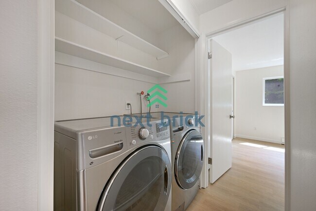 Building Photo - 2 Bed and 2 Bath Exceptional Condo with Water View is Available for Rent!