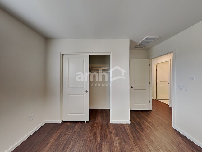 Building Photo - 854 E Artesia Pl