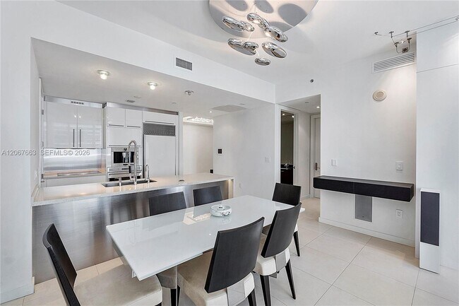 Building Photo - 15811 Collins Ave