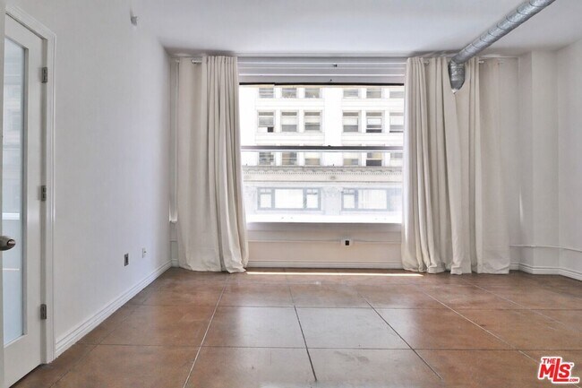 Building Photo - 215 W 7th St