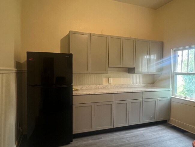 Building Photo - Fully Renovated 2 Bedroom Single Family Home