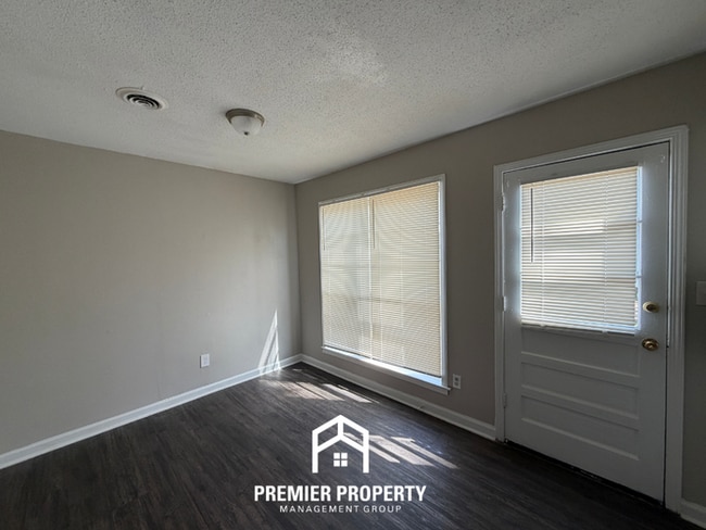 Building Photo - 3-Bedroom Single-Family Home for Rent in Memphis, TN - Vaulted Ceilings & Fenced Backyard