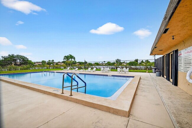 Building Photo - 2701 Waterview Cir