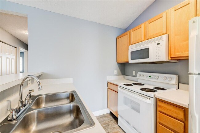 Building Photo - **2 bedroom 2 bath $1199/mo***Evansville, IN*** Pet Friendly**Vaulted Ceilings