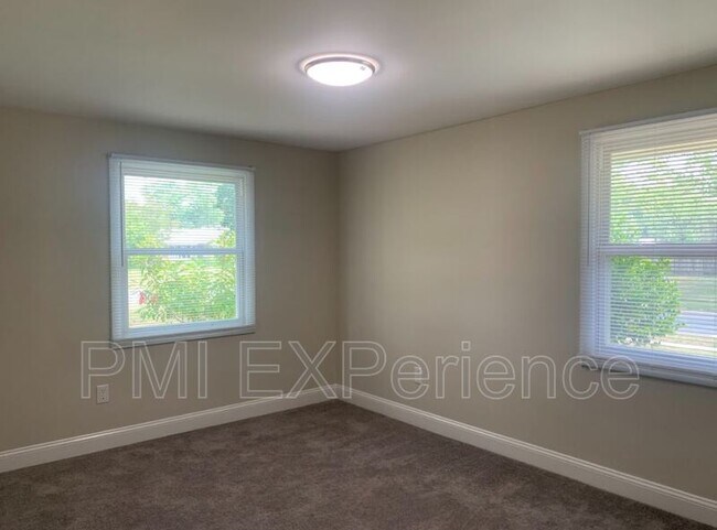 Building Photo - 5600 Daniel Cir