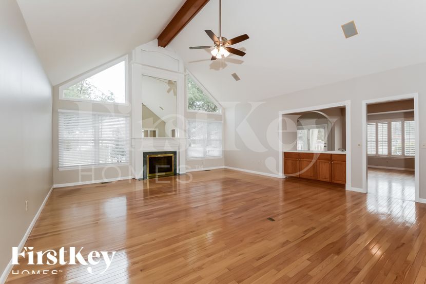 Building Photo - 700 Meadow Cliff Dr