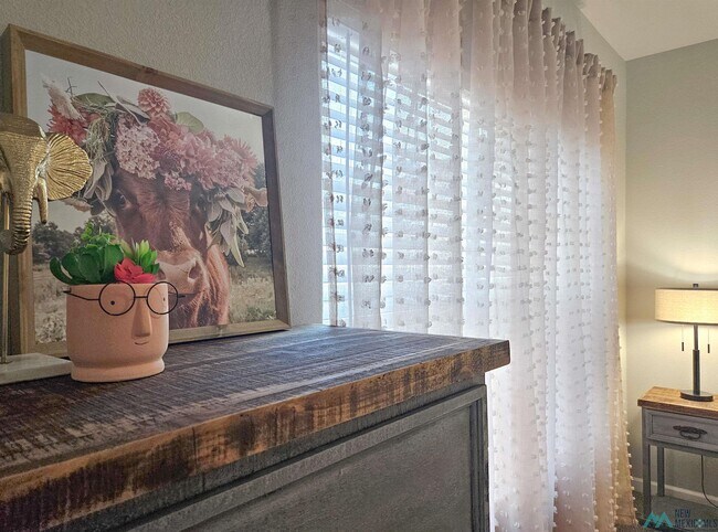 Building Photo - 510 W Dallas Ave